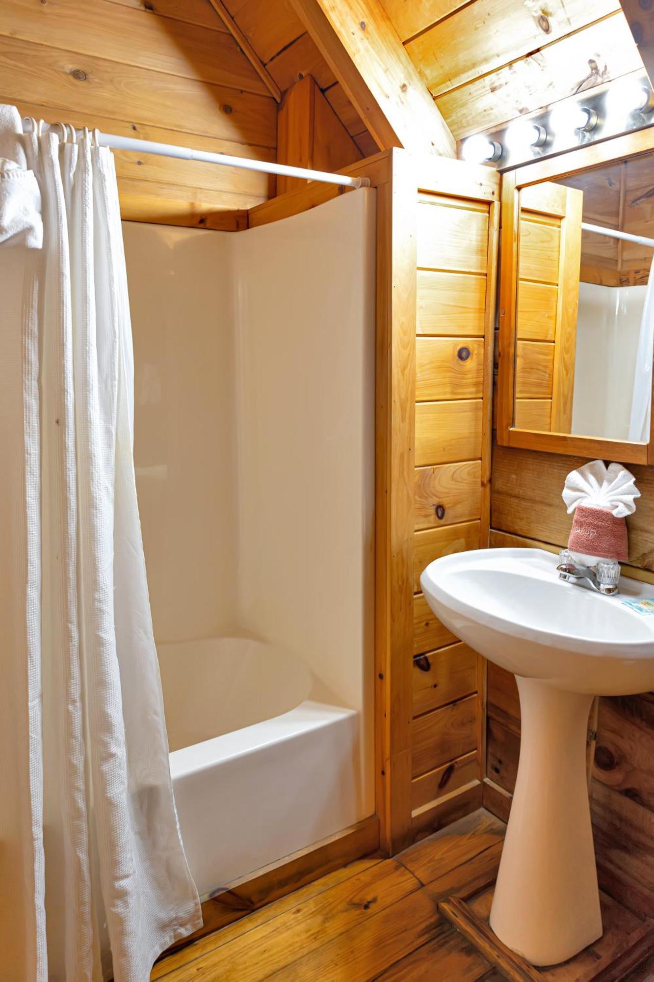 Cozy Cabin! Hot Tub, King Bed, Fireplace, & Pool Gatlinburg Extérieur photo